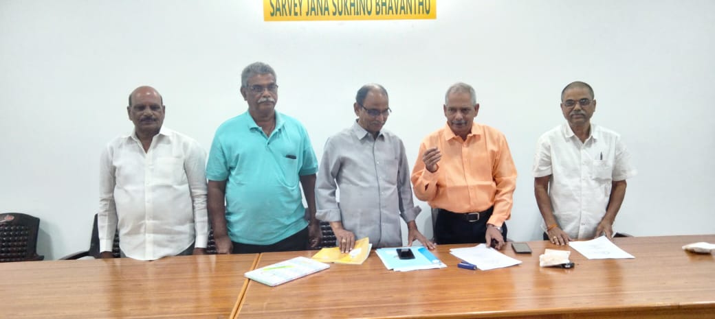 The election officer invited the newly elected body on to the dias.jpeg 